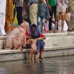 Es wird gebadet im heiligen Wasser