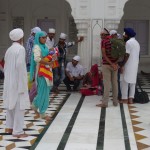 Franzoesin beim zeichnen immer mit Publikum