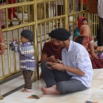 Moderne Familie beim Heiligtum